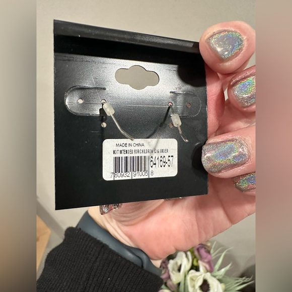 NEW Howard’s Cross Dangle Earrings - Picture 3 of 3